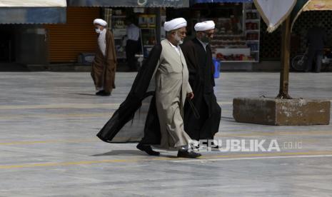 Ulama berjalan di kota suci Qom, selatan ibu kota Teheran, Iran, Selasa, 13 April 2021. Lockdown di seluruh Iran akan menjadi tantangan bagi otoritas Iran.