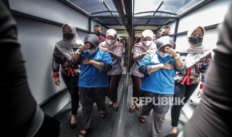 Polisi menggiring tersangka kasus penipuan investasi bodong saat rilis di Polres Bogor, Kabupaten Bogor, Jawa Barat, Jumat (18/11/2022). Anggota DPR sebut kasus pinjol mahasiswa IPB jadi alarm bagi dunia pendidikan.