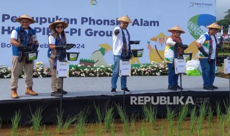 Direktur Utama Pupuk Indonesia Rahmad Pribadi (paling kiri) dan Founder Benih Bibit Andy Noya (tengah) dalam peluncuran program Kartini Tani Indonesia di Kampung Agro Edu Wisata Organik Mulyaharja, Bogor, Jawa Barat, Sabtu (3/2/2024).