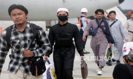 Warga Negara Indonesia (WNI) yang dievakuasi dari Sudan turun dari pesawat Boeing 737 TNI AU sesaat setelah tiba di pangkalan udara Halim Perdanakusuma di Jakarta, Senin (1/5/2023). Pemerintah Indonesia mengevakuasi sedikitnya 75 orang dari total lebih dari 800 orang dari Sudan, di mana bentrokan bersenjata antara militer Sudan dan kelompok paramiliter saingan telah terjadi di ibu kota Khartoum dan bagian lain negara itu sejak 15 April 2023