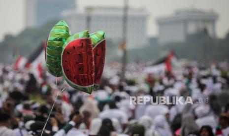 Balon buah semangka saat Aksi Damai Aliansi Rakyat Indonesia Bela Palestina di kawasan Monas, Jakarta, Ahad (5/11/2023). Aksi tersebut menuntut agar konflik antara Palestina dan Israel segera dihentikan dan dilakukan penyelidikan internasional atas kejahatan kemanusiaan yang dilakukan oleh Israel untuk diajukan ke Mahkamah Internasional. Mereka juga menentang keras penjajahan Israel atas Palestina dan mengecam keras politik apartheid, genosida dan holokaus serta terorisme yang terus dilakukan Israel. Hal ini adalah demi kemanusiaan perdamaian dan keadilan. Dalam pernyataannya, Aliansi Rakyat Indonesia Bela Palestina, demi kemanusiaan yang adil dan beradab, menyatakan sikap atas Tragedi Kemanusiaan terhadap Gaza, Palestina akibat agresi, kekejaman dan kezaliman Zionis Israel.