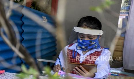 Siswa SD melakukan pembelajaran jarak jauh menggunakan kuota internet secara gratis di Warung Internet (Warnet) Covid-19 di Jalan Turangga, Kota Bandung, Senin (10/8). Warung Internet yang merupakan hasil swadaya masyarakat tersebut disediakan untuk membantu siswa dan orang tua siswa yang terkendala jaringan internet dalam pembelajaran jarak jauh pada masa adaptasi kebiasaan baru (AKB). Foto: Abdan Syakura/Republika