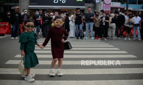 Anak-anak melakukan peragaan busana di kawasan Dukuh Atas, Jakarta, Senin (25/7/2022). Peragaan busana bertajuk Citayam Fashion Week kini semakin ramai dilakukan oleh berbagai kalangan mulai dari artis, content creator hingga remaja yang datang dari ibu kota maupun luar kota. Republika/Putra M. Akbar