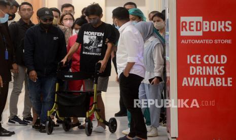 Korban penganiayaan Mario Dandy, David Ozora Latumahina berjalan saat meninggalkan Rumah Sakit Mayapada, Kuningan, Jakarta, Ahad (16/4/2023). David Ozora Latumahina akhirnya diizinkan pulang dari rumah sakit lantaran terus menunjukan perkembangan yang baik setelah hampir dua bulan dirawat. Meski dirawat di rumah, ia akan tetap mendapat perawatan layaknya di rumah sakit.