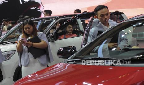 Pengunjung melihat mobil di pameran otomotif Gaikindo Indonesia International Auto Show di ICE BSD, Serpong, Tangerang, Banten, Rabu (24/7/2024). Gaikindo Harap PPN 12 persen tak berdampak ke industri