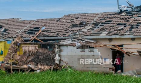 Warga berada di dalam rumah yang rusak akibat angin puting beliung di Desa Sidamukti, Pandeglang, Banten, Kamis (4/2/2021). Angin puting beliung merusak sebanyak 29 rumah warga di desa tersebut pada Rabu (3/2/2021) malam. 