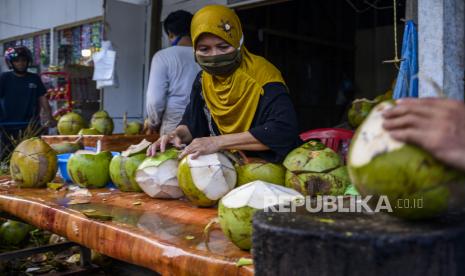 Pedagang Kelapa Muda di Ambon Panen Rezeki.