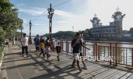 Banjarmasin Sudah Bersih dari Zona Merah. Warga berolahraga di kawasan taman wisata Siring Menara Pandang, Banjarmasin, Kalimantan Selatan, Ahad (29/8/2021). Wisata Siring Menara Pandang yang merupakan salah satu ikon kota Banjarmasin tersebut ramai dikunjungi warga untuk berolahraga, bersepeda ataupun sekedar menikmati pemandangan sungai Martapura meskipun masih pandemi COVID-19. 