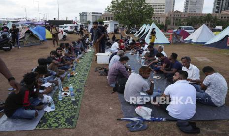 Suasana muslim menanti adzan maghrib untuk berbuka puasa.