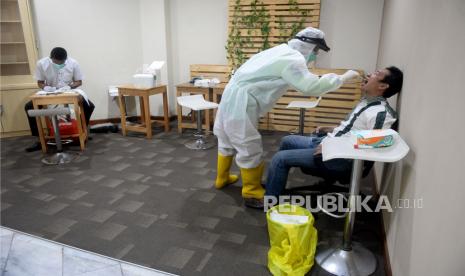 51 Persen Tes Covid-19 di Jakarta Dilakukan Mandiri. Karyawan Republika menjalani tes usap (Swab test) di Kantor Republika, Jakarta, Kamis (17/12). Tes yang diikuti oleh puluhan karyawan Republika itu dilakukan atas kerjasama Republika dan Dompet Dhuafa untuk mencegah penyebaran Covid-19 khususnya di tempat kerja.Prayogi/Republika.