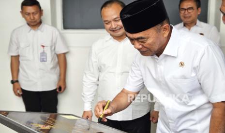 Menteri Koordinator Bidang Pembangunan Manusia dan Kebudayaan Muhadjir Effendy saat meresmikan Media Center Kemenko PMK di Kemenko PMK, Jakarta, Senin (18/12/2023). 