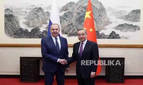 Menteri Luar Negeri Tiongkok Wang Yi (kanan) bertemu dengan Menteri Luar Negeri dari Rusia Sergey Lavrov di Beijing, China, 9 April 2024.