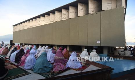 Sejumlah umat islam bersiap melaksanakan shalat Idul Fitri di Masjid Islamic Center Nurul Yaqin di Kelurahan Mamboro di Palu, Sulawesi Tengah, Senin (2/5/2022). Pelaksanaan Shalat Idul Fitri pada masjid yang dibangun di tepi pantai pada kawasan bekas bencana gempa dan tsunami tersebut berlangsung aman dan diikuti ratusan umat Islam. DMI Sulteng Segera Lantik Pengurus Tingkatkan Fungsi Masjid