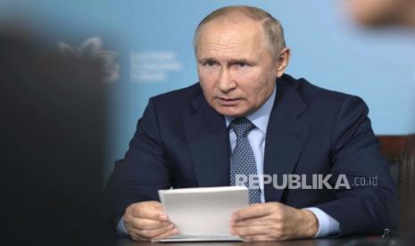 Putin Pilih Isoman usai Kontak Erat Pasien Covid-19. Foto:   Presiden Rusia Vladimir Putin berbicara selama pertemuan dengan pejabat lokal di Vladivostok, Rusia, Kamis, 2 September 2021.