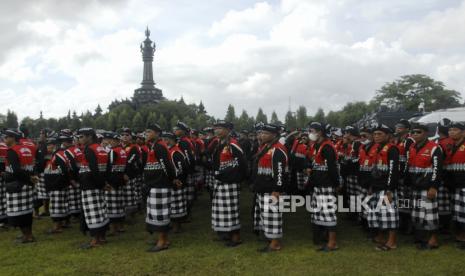 Pecalang atau satuan pengamanan desa adat di Bali. Kompolnas mengapresiasi langkah Polri melibatkan pecalang dalam kelancaran pengamanan Konferensi Tingkat Tinggi (KTT) G20 di Bali. 