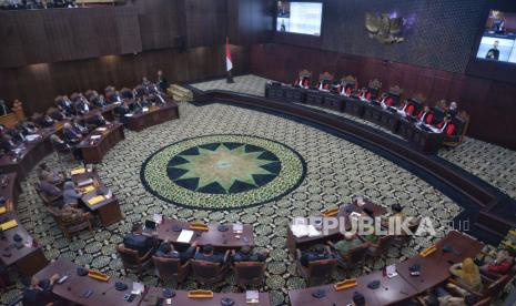 Ketua Majelis Hakim Mahkamah Konstitusi (MK) Suhartoyo besama hakim konstitusi lainnya memimpin sidang pembacaan putusan Perselisihan Hasil Pemilihan Umum (PHPU) pilpres 2024 di Gedung Mahkamah Konstitusi, Jakarta, Senin (22/4/2024). Dalam sidang pembacaan putusan tersebut Mahkamah Konstitusi (MK) menolak permohonan sengketa hasil Pemilihan Presiden-Wakil Presiden (Pilpres) 2024 yang diajukan pasangan capres-cawapres nomor urut 01 Anies Baswedan dan Muhaimin Iskandar serta pasangan capres-cawapres nomor urut 03 Ganjar Pranowo dan Mahfud MD.