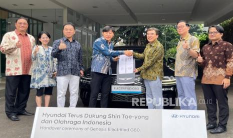 PT Hyundai Motors Indonesia (HMID) menyerahkan mobil Genesis Electrified G80 kepada Ketua Pelatih Tim Nasional Sepakbola Indonesia, Shin Tae-yong di Hyundai Driving Experience SCBD, Jakarta, Selasa (14/5/2024).