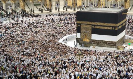  Umat Muslim melakukan ritual Tawaf di Masjidil Haram, Kamis (7/7/2022). Satgas Arafah Harap Semua Jamaah Sudah Tiba pada Malam Hari