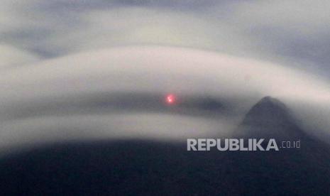 Luncuran lava pijar Gunung Merapi terlihat dari Turi, Sleman, Yogyakarta, Rabu (6/1). Balai Penyelidikan dan Pengembangan Teknologi Kebencaan Geologi (BPPTKG) menyatakan saat ini Gunung Merapi telah memasuki fase erupsi.