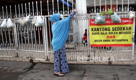 Pengertian Infak. Warga mengambil sendiri kantong sedekah berisi bahan pangan yang dibagikan oleh Yayasan Peduli Sesama Ummat di Makassar, Sulawesi Selatan, Minggu (14/62020). Yayasan tersebut menyiapkan kantong sedekah setiap hari untuk dibagikan secara gratis kepada warga yang terdampak COVID-19 di daerah itu