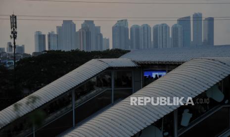 Penumpang saat akan menaiki kereta di Stasiun Tanah Abang, Jakarta Pusat, Jumat (25/10/2024). DKI Pastikan UMP mengalami kenaikan.