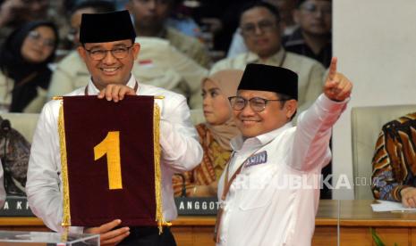 Pasangan Calon Presiden dan Wakil Presiden Anies Baswedan dan Muhaimin Iskandar menunjukan nomor urut pasangan calon presiden dan wakil presiden dalam pemilihan umum tahun 2024 di Gedung KPU, Jakarta, Selasa (14/11/2023). Pasangan Anies Baswedan dan Muhaimin Iskandar mendapatkan nomor urut 1, Pasangan Prabowo Subianto dan Gibran Rakabuming Raka mendapatkan nomor urut 2 dan Pasangan Ganjar Pranowo dan Mahfud MD mendapatkan nomor urut 3. 