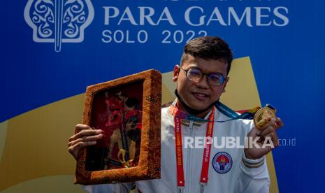 Perenang Indonesia Maulana Rifky Yavianda menunjukkan medali emas usai meraih posisi pertama pada final gaya bebas 50 meter putra kategori S12 ASEAN Para Games 2022 di Stadion Jatidiri Semarang, Jawa Tengah, Jumat (5/8/2022). Rifky menyabet medali emas dengan catatan waktu 24,83 detik sekaligus memecahkan rekor nomor kategori tersebut atas nama perenang Thailand Sribunrueng Kitinpong pada ASEAN Para Games 2001. 