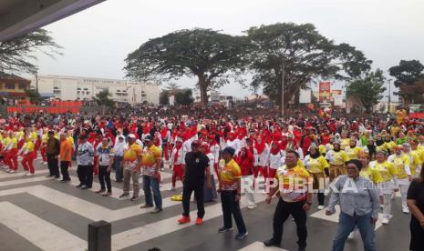 Ratusan warga mengikuti senam saat pembukaan Kejuaraan Tarkam di Lapang Merdeka, Kota Sukabumi, Jawa Barat, Ahad (10/9/2023).