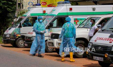 Malaysia Desak Sri Lanka Cabut Aturan Kremasi Jenazah Muslim. Petugas kesehatan Sri Lanka yang mengenakan pakaian pelindung pribadi bersiap untuk mengangkut pasien COVID-19 dengan ambulans di daerah yang terkunci di pinggiran Minwangoda † di Kolombo, Sri Lanka, 07 Oktober 2020. Pemerintah Sri Lanka telah menerapkan jam malam untuk Suburbs † dari Distrik Colombo † dan Gampaha menyusul letusan kasus COVID-19 dari sebuah pabrik tekstil.