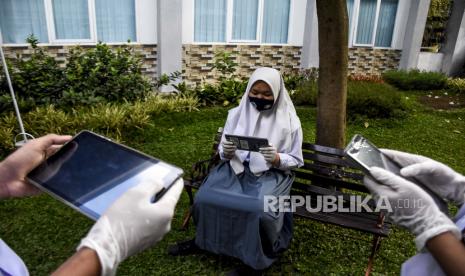 Sejumlah siswa mengoperasikan tablet usai kegiatan Penyerahan Kuota dan Peminjaman Tablet di SMAN 9 Bandung, Jalan Suparmin, Kota Bandung, Senin (31/8). 