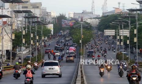 Sejumlah kendaraan bermotor melintas di jembatan Jalan Ahmad Yani, Banjarmasin, Kalimantan Selatan, Senin (20/4/2020). Pemerintah Kota Banjarmasin bersiap menerapkan Pembatasan Sosial Berskala Besar (PSBB) pada Jumat (24/4/2020) usai disetujui oleh Kementerian Kesehatan Sebagai upaya percepatan penanganan COVID-19