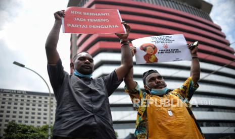 Massa aksi yang tergabung dalam Front Rakyat dan Mahasiswa Papua saat menggelar aksi di kawasan Gedung Merah Putih KPK, Jakarta, Kamis (6/10/2022). Dalam aksinya mereka menilai penetapan tersangka Gubernur Papua Lukas Enembe oleh KPK sarat akan tujuan politik serta sebagai upaya kriminalisasi terhadap Gubernur Papua, Sementara KPK menetapkan Lukas Enembe sebagai tersangka terkait perkara dugaan tindak pidana korupsi dugaan suap dan  dan gratifikasi terkait proyek yang bersumber dari Anggaran Pendapatan dan Belanja Daerah Provinis Papua. Republika/Thoudy Badai