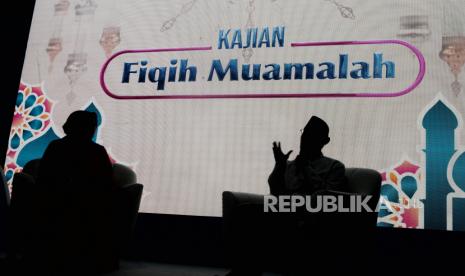 Ustadz Oni Sahroni saat mengisi sesi kajian fiqih muamalah dalam acara Republika Ramadhan Festival di Plaza Al-Fatah Masjid Istiqlal, Jakarta, Jumat (7/4/2023). Pada hari pertama, rangkaian Republika Ramadhan Festival menggelar acara kajian fiqih muamalah bertemakan Serba Serbi Belanja Online yang membahas tentang hukum islam terkait belanja online. Selain itu, Acara tersebut menghadirkan serangkaian kegiatan seperti bazar buku, kajian keislaman, santunan hingga hiburan tersebut berlangsung hingga Sabtu (15/4/2023).