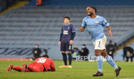 Raheem Sterling dari Manchester City merayakan golnya.