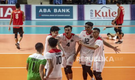 Timnas putra Indonesia. Timnas voli putra Indonesia raih medali emas setelah kemenangan final melawan Kamboja di Olympic Indoor Stadium, Phnom Penh, Senin (8/5/2023) malam WIB. Indonesia menang telak 3-0 (25-21, 25-10, dan 25-15). Medali emas ini membuat Indonesia hattrick setelah sebelumnya juga berjaya di SEA Games 2019 dan 2021.