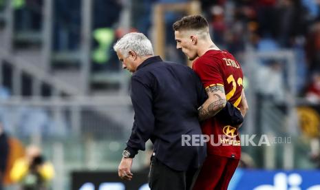 Nicolo Zaniolo (kanan) dan pelatih AS Roma, Jose Mourinho, dalam laga Serie A Liga Italia belum lama ini.