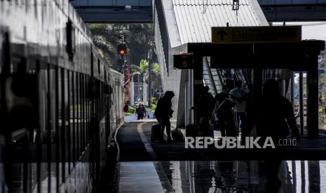 Badan Penanggulangan Bencana Daerah (BPBD) Kabupaten Garut, Jawa Barat, menyatakan, jalur kereta api Stasiun Garut-Cibatu yang sebelumnya tidak bisa dilintasi karena banjir, kini kembali normal karena banjir sudah surut.