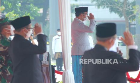 Gubernur Jawa Barat Ridwan Kamil bersama Forum Koordinasi Pimpinan Daerah (Forkopimda) mengikuti Upacara Hari Santri Tingkat Provinsi Jawa Barat, di Lapangan Gasibu, Kota Bandung, Jumat (22/10). Hari Santri 2021 mengusung tema Santri Siaga Jiwa dan Raga yang mempunyai arti selalu siap untuk membela tanah air, mempertahankan persatuan Indonesia, dan mewujudkan perdamaian dunia sesuai dengan ajaran Islam yang rahmatan lil alamin.