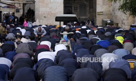 Umat Islam melakukan ibadah sholat Jumat awal Ramadhan di depan gerbang masuk menuju Masjid Al-Aqsa, Yerusalem, Jumat (15/3/2024). Israel melakukan berbagai pembatasan untuk umat muslim masuk ke masjid Al-Aqsa di hari Jumat  pertama bulan suci Ramadhan. Jamaah wajib mendapatkan surat izin dan kartu magnet valid untuk bisa masuk ke masjid. Tentara Israel juga memasang penghalang di tiga gerbang menuju masjid Al-Aqsa. Sholat Jumat awal Ramadhan di masjid Al-Aqsa terlihat dihadiri ribuan umat muslim. 