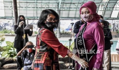 Atalia Praratya (kanan) sebagai Bunda Forum Anak Jawa Barat. Ketua TP PKK Jawa Barat (Jabar) Atalia Praratya Ridwan Kamil Atalia menilai, tingkat kehamilan di Jabar selama pandemi COVID-19 meningkat. Hal itu, disebabkan karena akses masyarakat terhadap fasilitas kesehatan terbatas.