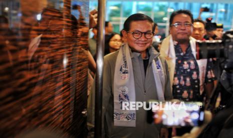 Pasangan Calon Gubernur dan Wakil Gubernur DKI Jakarta nomor urut 3 Pramono Anung dan Rano Karno tiba di media center untuk menyampaikan konferensi pers terkait perhitungan cepat Pilkada 2024 di Jakarta, Rabu (27/11/2024). Dalam kesempatannya, paslon Pramono-Rano mengucapkan terimakasih kepada warga Jakarta atas dukungannya, dan berharap hasil quick count, exit poll dan real count dari KPU DKI Jakarta berbuah kemenangan baginya. Namun, berdasarkan quick count atau perhitungaan cepat dari Litbang Kompas pukul 16.07 dengan jumlah suara masuk sebesar 87,50 persen, pasangan Calon Gubernur dan Wakil Gubenur DKI Jakarta nomor urut tiga Pramono Anung-Rano Karno unggul 49,40 persen, paslon nomor urut satu Ridwan Kamil-Suswono 40,26 persen dan paslon nomor urut dua Dharma Pongrekun-Kun Wardana 10,34 persen