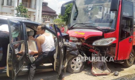 Kondisi mobil Toyota Avanza yang menabrak Bus Trans Jateng di depan Halte Pasar Barong, Desa Pendem, Kecamatan Sumberlawang, Kabupaten Sragen, Jawa Tengah, Jumat (16/2/2024).