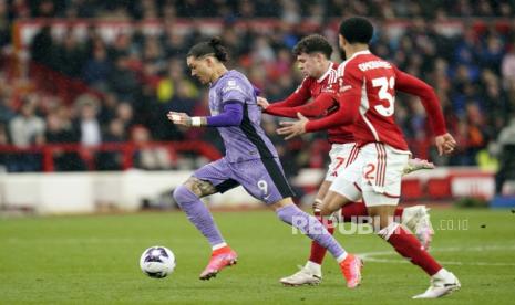 Para pemain Nottingham Forest (kostum merah).