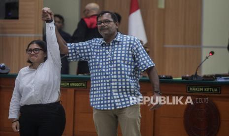 Terdakwa Haris Azhar (kanan) dan Fatia Maulidiyanti bergandengan tangan usai sidang vonis di Pengadilan Negeri Jakarta Timur, Senin (8/1/2024). Majelis hukum Pengadilan Negeri Jakarta Timur memvonis bebas Haris Azhar dan Fatia Maulidiyanti terkait kasus dugaan pencemaran nama baik Menko Kemaritiman Investasi Luhut Binsar Pandjaitan.