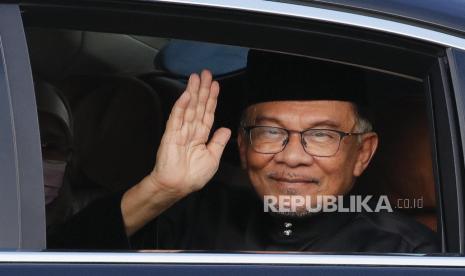 Ketua Partai Pakatan Harapan (PH) Malaysia Anwar Ibrahim melambai saat ia tiba di Istana Negara (National Palace) di Kuala Lumpur, Malaysia, 24 November 2022. Istana Negara mengumumkan bahwa Ketua Partai Pakatan Harapan (PH) Anwar Ibrahim akan dilantik sebagai perdana menteri ke-10 Malaysia, lima hari setelah pemilihan umum ke-15 menghasilkan parlemen gantung tanpa pemenang yang jelas.