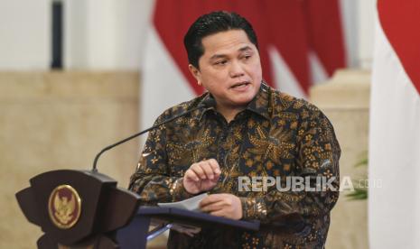 Menteri BUMN Erick Thohir menyampaikan laporan saat menghadiri peluncuran Government Technology atau GovTech pada acara Sistem Pemerintahan Berbasis Elektronik (SPBE) Summit 2024 di Istana Negara, Jakarta, Senin (27/5/2024). Presiden Joko Widodo meluncurkan platform sistem pelayanan masyarakat terpadu GovTech bernama INA Digital yang mengintegrasikan pelayanan publik dari berbagai instansi pemerintah. 