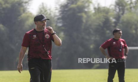 Pelatih Persija Jakarta, Thomas Doll (kiri) memperhatikan para pemain saat latihan belum lama ini.