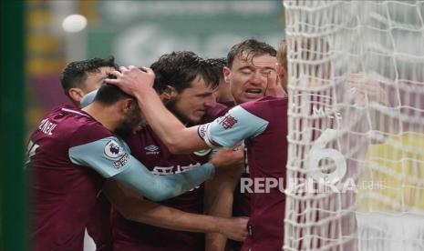 Burnley merayakan gol kemenangan.