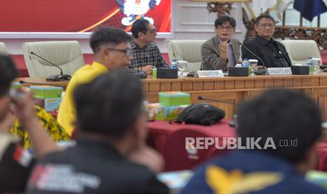 Komisioner Komisi Pemilihan Umum (KPU) August Mellaz (tengah)  memimpin rapat koordinasi di Gedung KPU, Jakarta, Ahad (14/1/2024). Rapat koordinasi yang dihadiri parpol-parpol perserta pemilu dan tim pasangan calon tersebut digelar dalam pelaksanaan kampanye metode rapat umum yang akan digelar pada 21 Januari-10 Februari 2024.