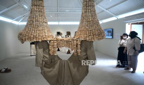 Pengunjung melihat karya saat ArtJog 2023 di Jogja National Museum, Yogyakarta, Senin (3/7/2023). Pada ArtJog tahun ini mengusung tema Motif: Lamaran. Pameran kali ini banyak karya dari seniman-seniman baru sehingga menjadi lebih segar. Dari 73 seniman yang terlibat, 75 persen diantaranya baru ikut pertama kali. Gelaran pameran terbesar di Yogyakarta ini akan berlangsung hingga 26 Agustus mendatang.